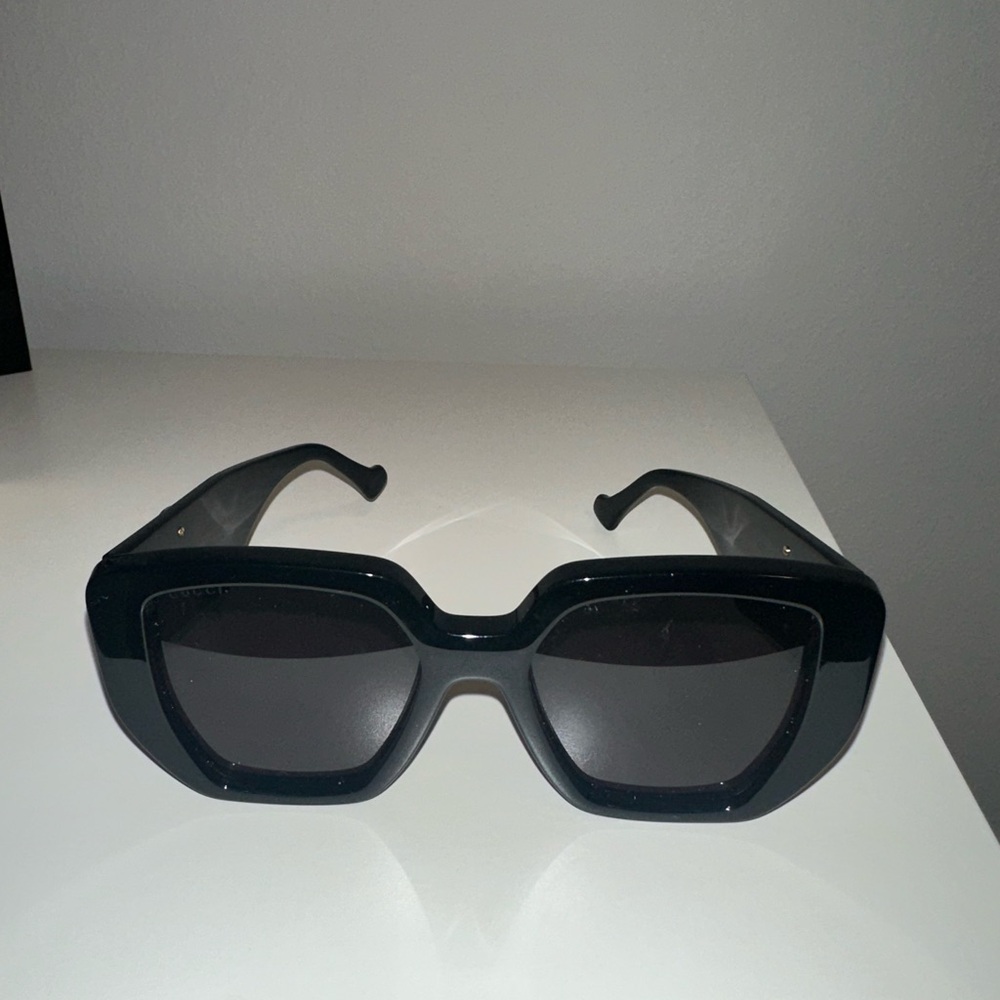 Gucci Glossy Black Sunglasses with Gold Emblem - Picture 2 of 4
